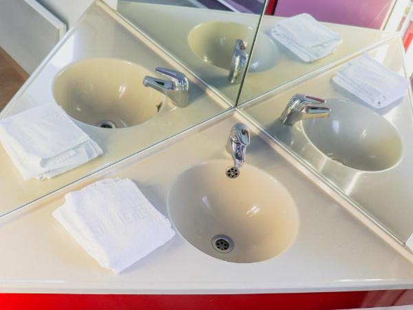 Hoteleco Sud Agen Autoroute : photo 5 de la chambre chambre triple avec salle de bains commune