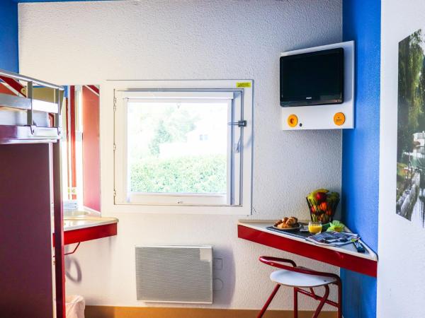 Hoteleco Sud Agen Autoroute : photo 10 de la chambre chambre triple avec salle de bains commune