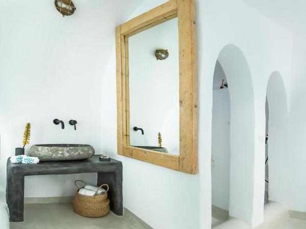Sophia Oia View : photo 3 de la chambre chambre troglodyte sophie avec petite piscine extérieure - vue sur caldeira