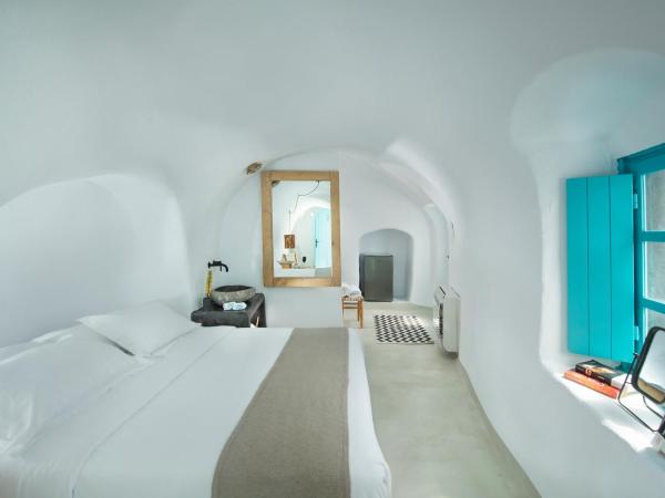 Sophia Oia View : photo 2 de la chambre chambre troglodyte sophie avec petite piscine extérieure - vue sur caldeira