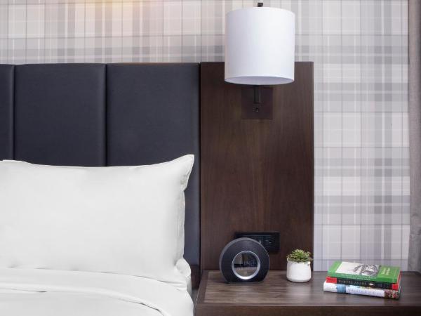 Hyatt Centric Faneuil Hall Boston : photo 3 de la chambre chambre lit king-size avec douche accessible en fauteuil roulant - adaptée aux personnes à mobilité réduite