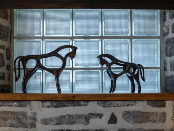 Auberge aux Deux Lions : photo 3 de la chambre chambre supérieure avec mur de pierre