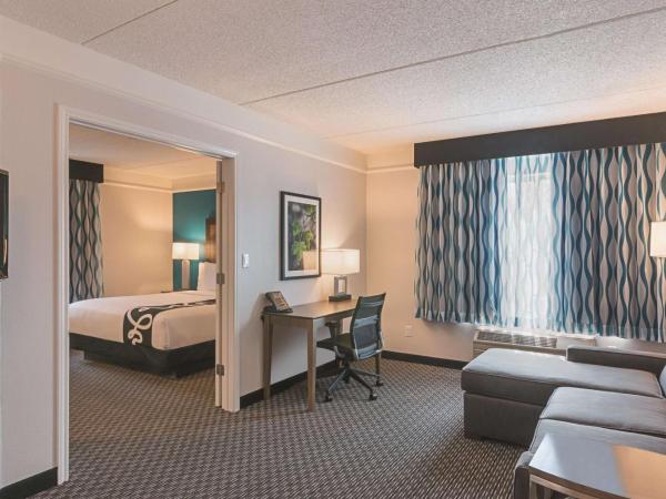 La Quinta by Wyndham Orlando UCF : photo 1 de la chambre suite lit king-size avec canapé-lit