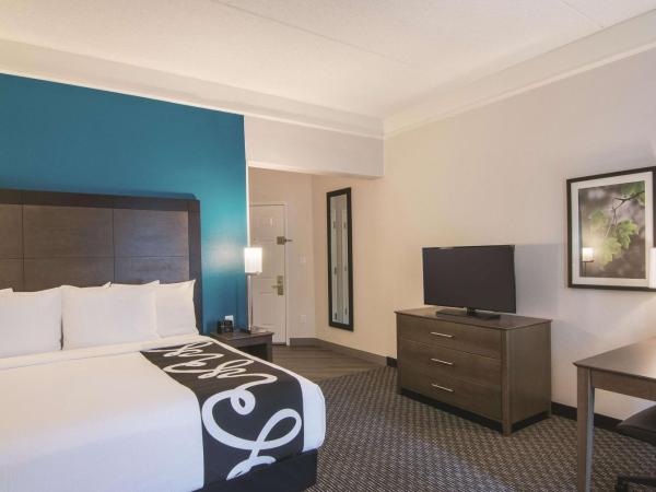 La Quinta by Wyndham Orlando UCF : photo 3 de la chambre chambre lit king-size avec canapé-lit