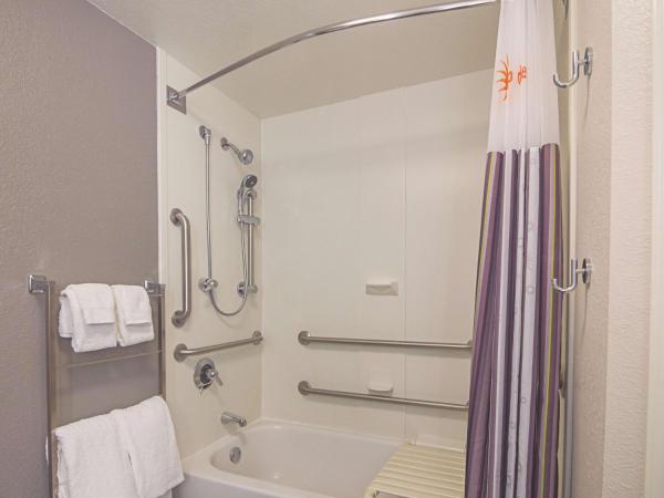 La Quinta by Wyndham Oklahoma City - NW Expwy : photo 4 de la chambre chambre lit king-size avec douche accessible en fauteuil roulant - adaptée aux personnes à mobilité réduite/non-fumeurs