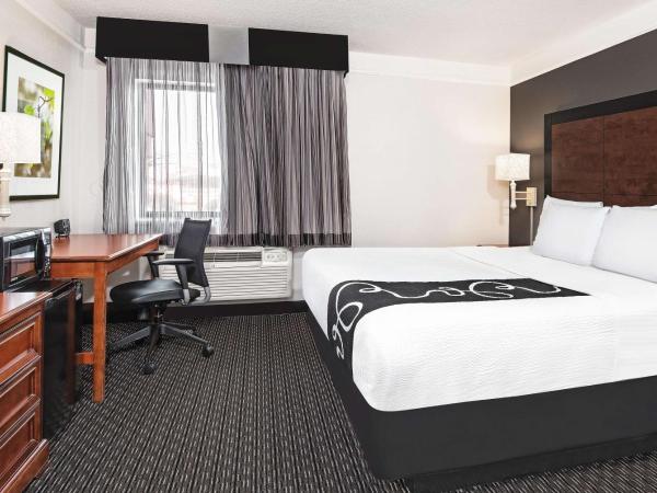 La Quinta Inn & Suites by Wyndham San Antonio Riverwalk : photo 8 de la chambre chambre lit king-size
