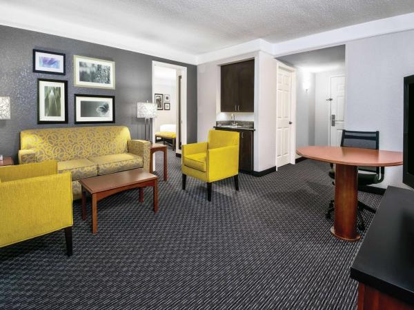 La Quinta Inn & Suites by Wyndham San Antonio Riverwalk : photo 1 de la chambre suite lit king-size deluxe - non-fumeurs