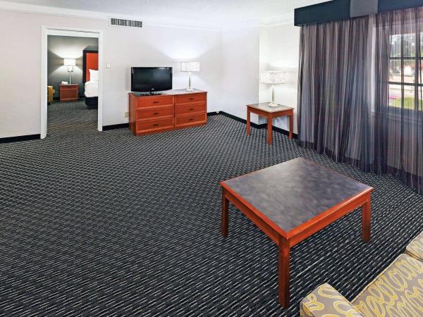 La Quinta Inn by Wyndham Dallas Uptown : photo 3 de la chambre suite lit king-size – non-fumeurs