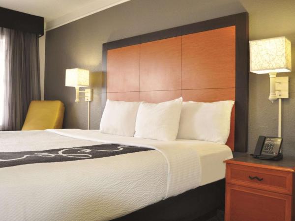 La Quinta Inn by Wyndham Dallas Uptown : photo 4 de la chambre chambre lit king-size avec baignoire - adaptée aux personnes à mobilité réduite - non-fumeurs