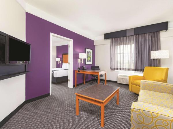 La Quinta by Wyndham St. Louis Westport : photo 3 de la chambre suite lit king-size deluxe - non-fumeurs