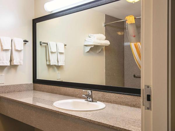 La Quinta Inn by Wyndham Vancouver Airport : photo 4 de la chambre chambre lit king-size exécutive