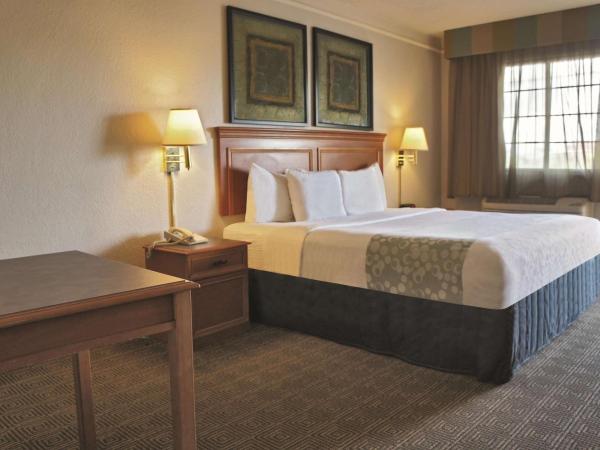 La Quinta Inn by Wyndham Albuquerque Airport : photo 2 de la chambre chambre lit king-size - accessible aux personnes à mobilité réduite