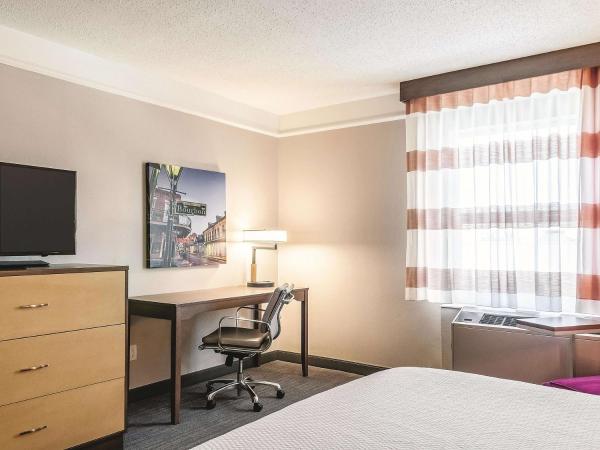 La Quinta by Wyndham New Orleans Downtown : photo 3 de la chambre suite lit king-size deluxe avec canapé-lit