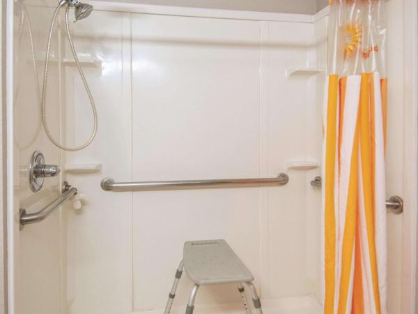 La Quinta Inn by Wyndham San Antonio Brooks City Base : photo 3 de la chambre 1 double bed, mobility/hearing accessible room, roll-in shower, non-smoking