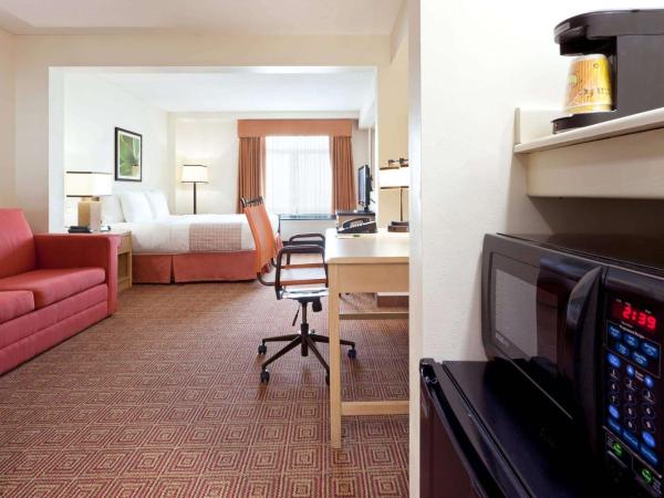 La Quinta by Wyndham Garden City : photo 6 de la chambre chambre de luxe avec lit king-size et canapé-lit - non-fumeurs