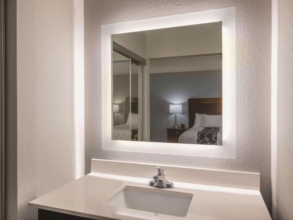 La Quinta by Wyndham Atlanta Airport South : photo 4 de la chambre suite lit king-size