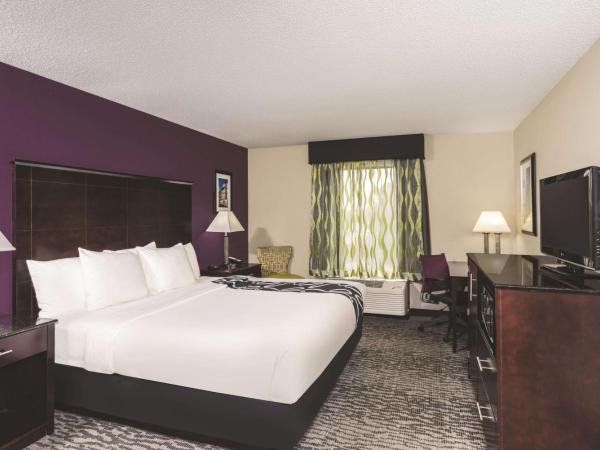 La Quinta Inn & Suites by Wyndham Louisville East : photo 2 de la chambre chambre lit king-size de luxe