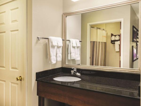 La Quinta Inn & Suites by Wyndham Louisville East : photo 7 de la chambre chambre lit king-size exécutive