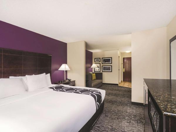 La Quinta Inn & Suites by Wyndham Louisville East : photo 6 de la chambre chambre lit king-size exécutive