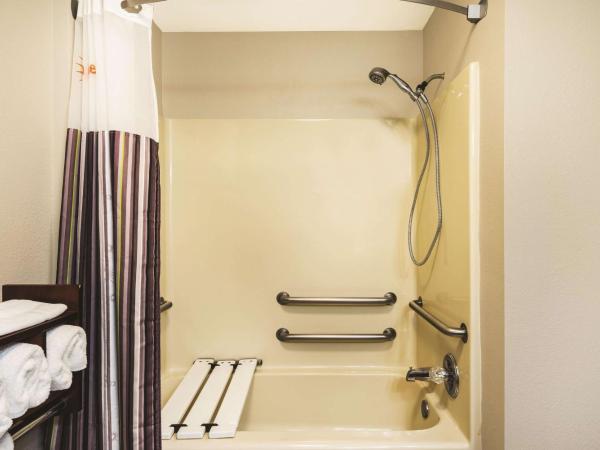 La Quinta Inn & Suites by Wyndham Louisville East : photo 4 de la chambre chambre lit king-size - accessible aux personnes à mobilité réduite - non-fumeurs 