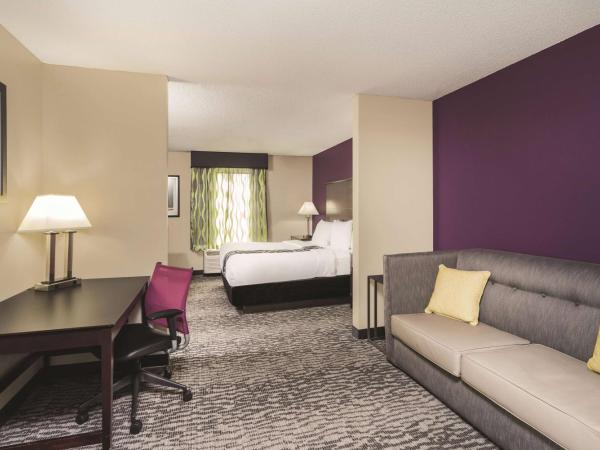 La Quinta Inn & Suites by Wyndham Louisville East : photo 5 de la chambre chambre lit king-size exécutive