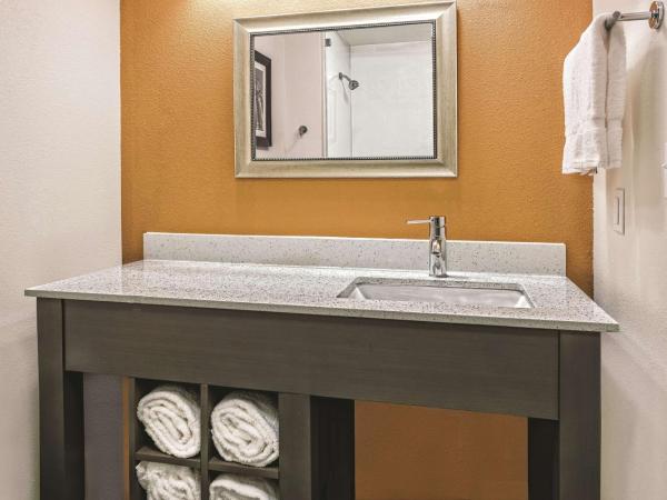 La Quinta by Wyndham San Antonio by Frost Bank Center : photo 1 de la chambre chambre avec 2 grands lits queen-size