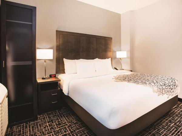 La Quinta by Wyndham Inner Harbor Downtown : photo 1 de la chambre chambre lit king-size