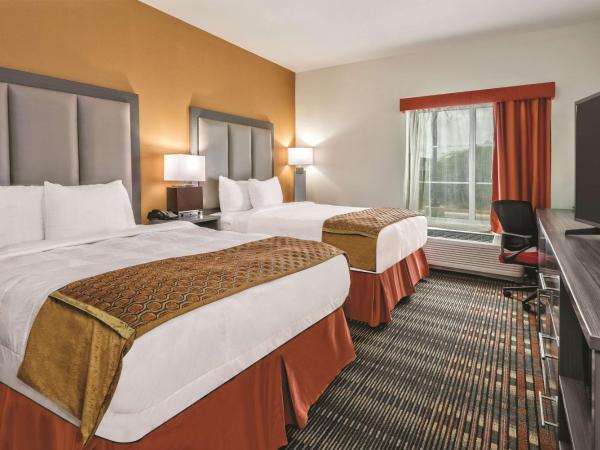 La Quinta by Wyndham San Antonio by Frost Bank Center : photo 2 de la chambre chambre avec 2 lits queen-size et douche accessible en fauteuil roulant - adaptée aux personnes à mobilité réduite/malentendantes - non-fumeurs