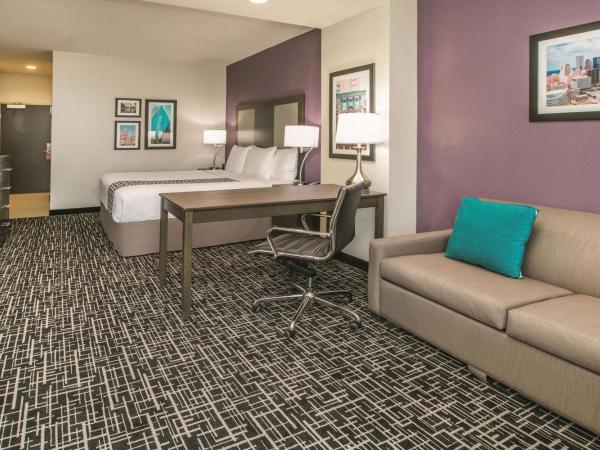 La Quinta by Wyndham Dallas - Richardson : photo 3 de la chambre 1 king bed, executive mobility accessible room, roll-in shower, non-smoking