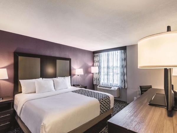 La Quinta by Wyndham Colorado Springs North : photo 5 de la chambre chambre lit king-size avec baignoire - adaptée aux personnes à mobilité réduite - non-fumeurs