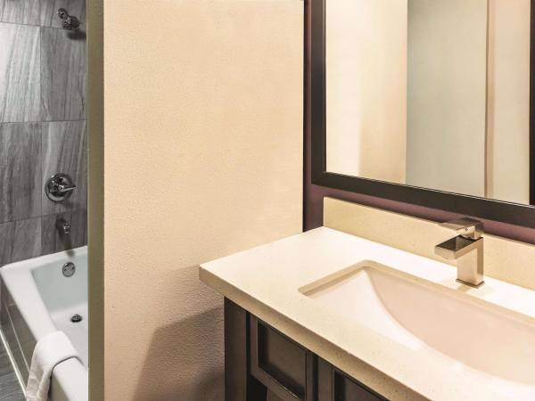 La Quinta by Wyndham Colorado Springs North : photo 3 de la chambre chambre lit king-size