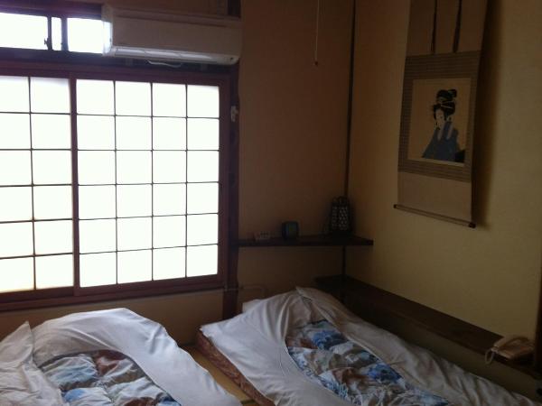 Rakucho Ryokan : photo 1 de la chambre chambre lits jumeaux de style japonais avec salle de bains commune
