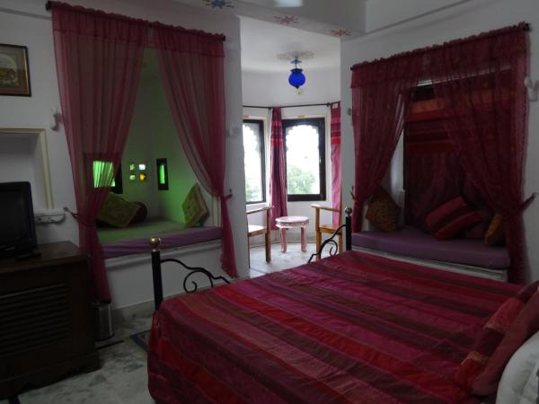 Karohi Haveli - A Heritage Hotel : photo 6 de la chambre chambre super de luxe ou lits jumeaux - vue sur lac