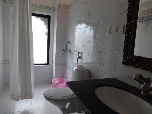 Karohi Haveli - A Heritage Hotel : photo 8 de la chambre chambre super de luxe ou lits jumeaux - vue sur lac