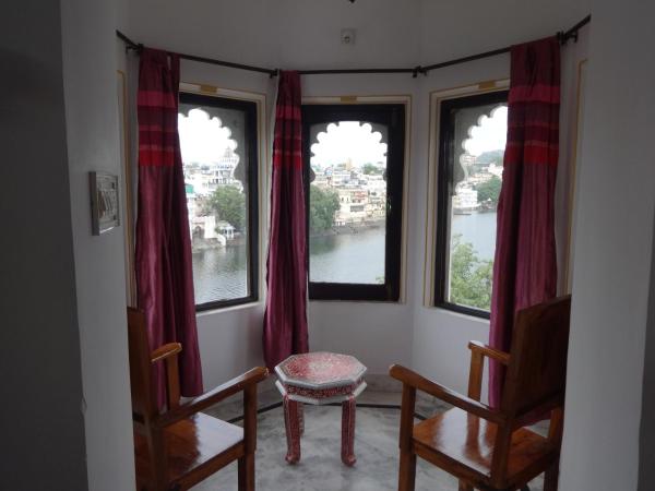 Karohi Haveli - A Heritage Hotel : photo 7 de la chambre chambre super de luxe ou lits jumeaux - vue sur lac