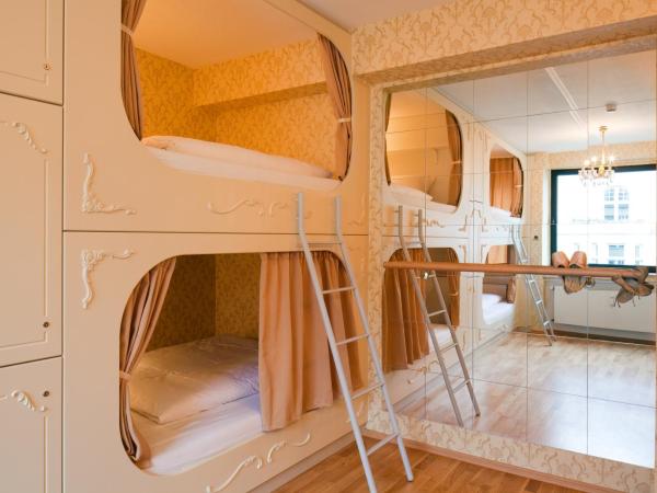 Hostel die Wohngemeinschaft : photo 3 de la chambre lit simple dans dortoir de 6 lits - réservé aux femmes