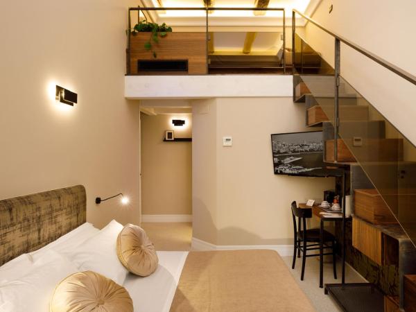 MelRose Napoli : photo 2 de la chambre chambre triple Économique avec balcon
