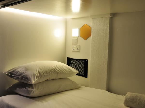 Beary Best! Hostel Kampong Glam : photo 6 de la chambre capsule simple inférieure dans dortoir mixte avec salle de bains commune