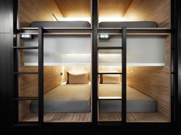 The Pod at Beach Road Boutique Capsule Hotel : photo 6 de la chambre capsule simple dans dortoir mixte (entrée avant)