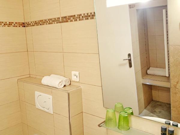 Hôtel Beau Soleil : photo 5 de la chambre chambre triple - rez-de-chaussée