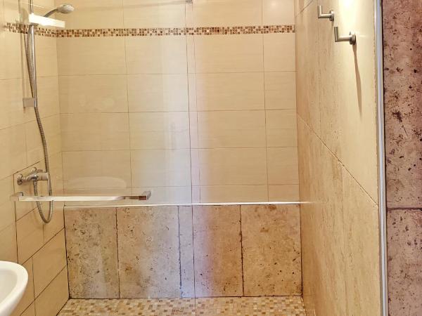 Hôtel Beau Soleil : photo 6 de la chambre chambre triple - rez-de-chaussée