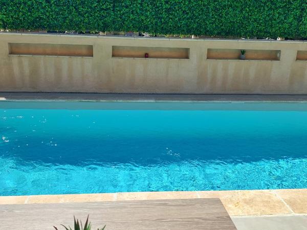 Htel Beau Soleil : photo 5 de la chambre chambre lit king-size - vue sur piscine 