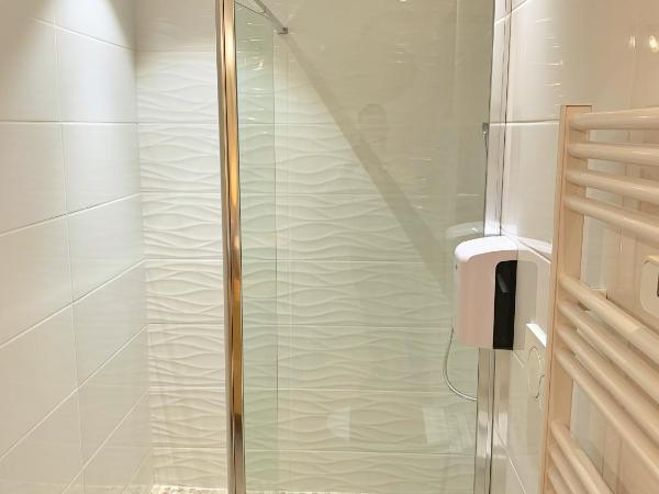 Hôtel Beau Soleil : photo 7 de la chambre chambre lit king-size - vue sur piscine