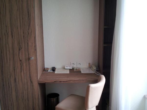 Cit'Hotel Du Port Rhu : photo 3 de la chambre chambre lits jumeaux avec lit d’appoint - 301