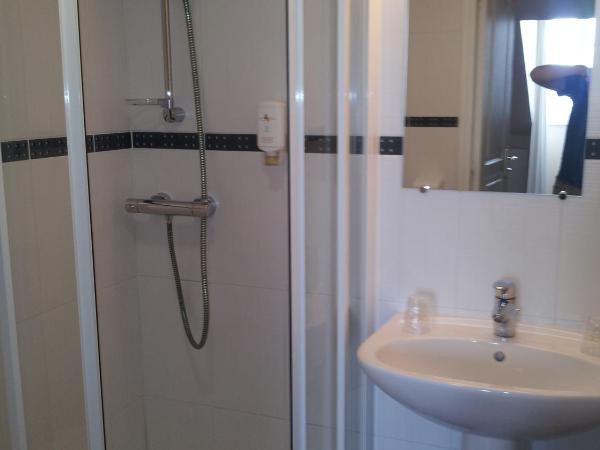 Cit'Hotel Du Port Rhu : photo 4 de la chambre chambre double avec douche - vue sur le port rhu