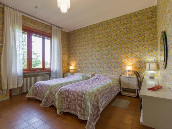 Agriturismo i Quercioli : photo 3 de la chambre chambre lits jumeaux - vue sur piscine