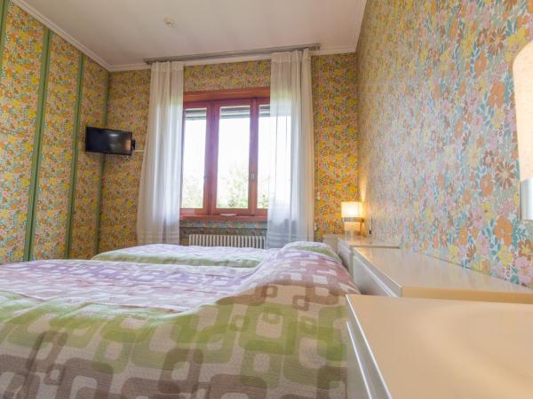 Agriturismo i Quercioli : photo 5 de la chambre chambre lits jumeaux - vue sur piscine