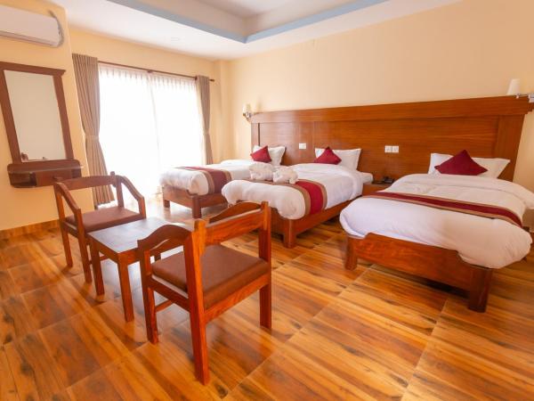 Hotel Snow Peak : photo 1 de la chambre chambre triple avec balcon