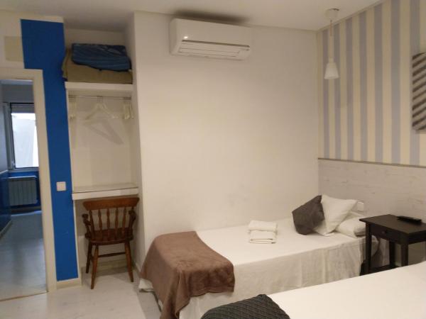 Hostal Mendoza : photo 3 de la chambre hébergement de luxe avec lit d'appoint