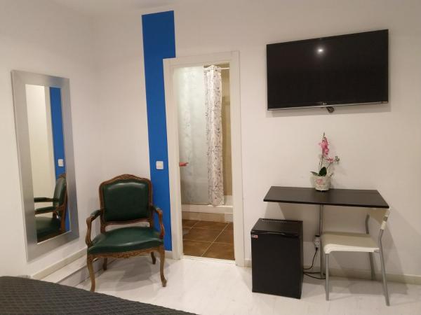 Hostal Mendoza : photo 5 de la chambre hébergement de luxe avec lit d'appoint